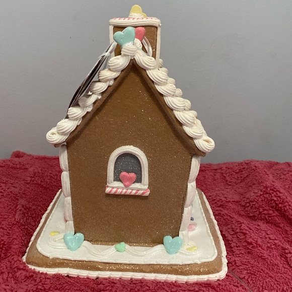 Love And Cupcakes LED  Pastel Light-up Valentines Gingerbread House NWT! - Picture 4 of 4